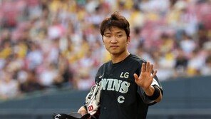 LG 박해민, 수비 도중 왼쪽 발목 다쳐 교체…“아이싱 치료”