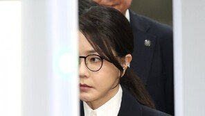 명품 받고 공직 판 ‘영부인의 매관매직’