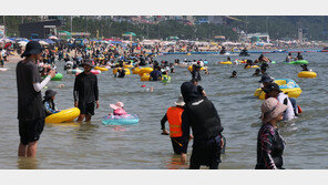 “콘택트렌즈 안 빼고 물에 뛰어들었네”…수영해도 괜찮을까?