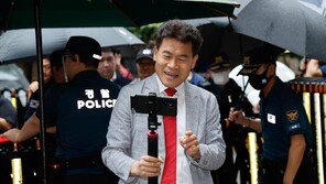 ‘연설회 소란’ 전한길, 윤리위 출석…“나는 가해자 아닌 피해자”