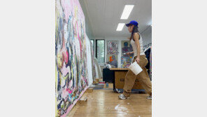 하지원, 연기에 그림까지 다재다능…작업 현장 공개