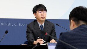 정부, ‘경기 하방압력’ 표현 7개월만에 삭제…“소비쿠폰에 내수 회복”