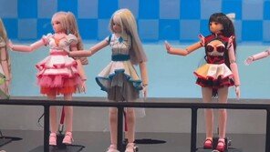 “슬플 때 위로 건네는 56cm 여친”…200만원에 출시된 中로봇