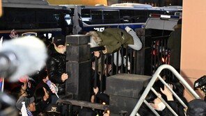 서부지법 난입 판사 출입문 찬 30대 남성 1심 징역 4년