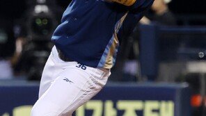 NC 권희동, 파울 타구에 발목 맞아 교체…병원 검진 예정