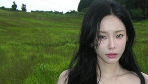 헤이즈, 스카프만 입고 드러낸 섹시미…얇은 허리 라인