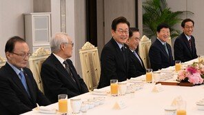 李대통령, 與고문단과 오찬…“새로운 나라 만드는데 최선”
