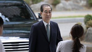 한덕수, 내란특검 출석…‘선포문 진술 번복’ 질문에 묵묵부답