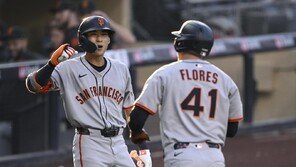 이정후 10경기 연속 안타…8월 타율 0.338로 타격감 최고조