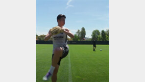 다저스 시구 연습하는 손흥민 “이 정도면 괜찮죠?”