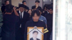 “좋은 기억만 가져가”…열차사고 외동아들 영정에 엎드려 통곡한 어머니