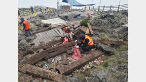 한라산 정상에 버리고간 양심…국립공원관리소 19년 만에 수거