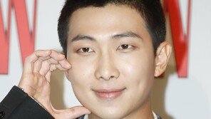 방탄소년단 RM “LA서 멤버들과 함께 일하는 중…이 순간에 헌신”
