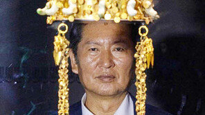 ‘금관 쓴 정청래’…사진 올렸다가 ‘왕 노릇’ 비판에 삭제