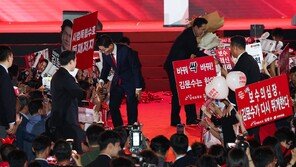 국힘 전대서 유튜버끼리 몸싸움…1명 현행범 체포