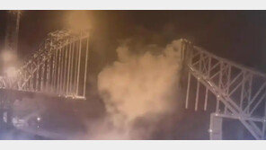 와르르 무너지며 불빛 번쩍…中철교 붕괴로 12명 사망·4명 실종 (영상)