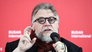 기예르모 델 토로 “불완전하기에 괴물에 끌립니다”