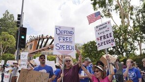 트럼프, 커크 비판한 지미 키멀쇼 중단에 “낮은 시청률 때문”