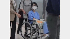 전자발찌 차고 휠체어 탄 김건희…수감후 병원서 첫 포착