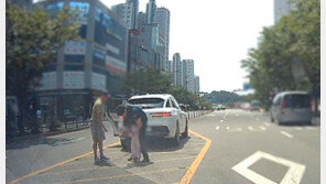 “사탕이 목에 걸렸어요” 도로서 다급한 요청, 경찰 신속 구조