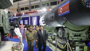 北, 극초음속 ‘화성-11마’ 첫 공개…‘전 구간 타격 체계’ 구축 과시