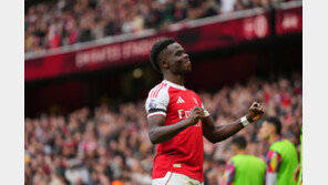 아스널, 웨스트햄 2-0 제압…리버풀 제치고 EPL 선두 도약