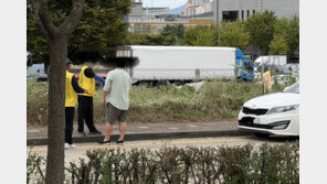 “X발 돈 쳐 받았냐”…불법주차 덩치男, 주차요원 노인들에 난동
