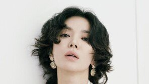 쇼트커트한 송혜교 어때? 크롭티 입고 과감 변신