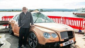 일몰 보려다 ‘벤틀리’ 바다로 풍덩…운전자는 극적 구조(영상)