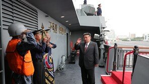 김정은, 명절에도 군사 행보 집중…무기 전시회 이어 신형 구축함 시찰