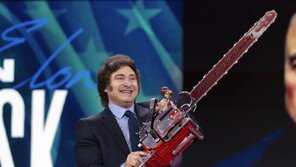 “절벽에서 아르헨티나를 구했다”던 밀레이, 결과는 ‘전기톱 경제 대학살’