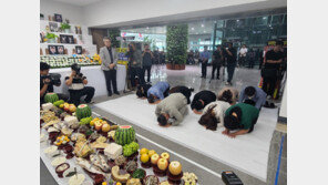 “따뜻한 식탁 대신 활주로서 가족 그리워하는 현실, 참 아파”