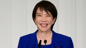 보수 우익 아베와 정치인생 함께해… ‘철의 여인’ 英 대처를 롤모델로 삼아