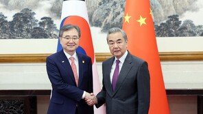 조현, 왕이에 “북중관계, 한반도 비핵화 기여하길”