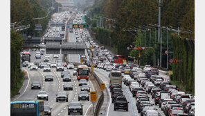 추석 이튿날 정체 계속…부산→서울 7시간40분, 오후 5~6시 절정