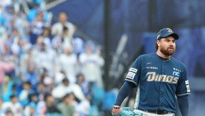 NC 로건, 1회에만 4볼넷 2실점…PS 한 이닝 최다 사사구 타이