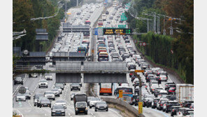 연휴 끝자락 귀경 차량 몰리며 서울 방향 정체…새벽 2시 이후 해소 전망