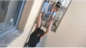 아파트 20층서 추락하다 매달린 아이…이웃들 도움으로 구조