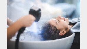 미용실서 머리 감을 때 ‘이 자세’ 조심…불구될 수도