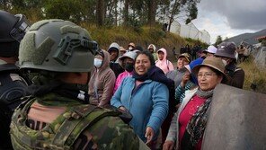 ‘경유 보조금 폐지’ 에콰도르, 반정부 시위… 대통령 차량 에워싸 돌 던지고 총격까지