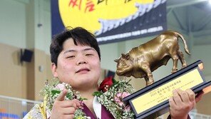 ‘씨름 괴물’ 김민재, 올해도 추석 모래판 평정… 16번째 꽃가마