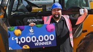 英 남성, 19억 복권 당첨 3개월 만에 병원행…“직장 관두지 말 걸”