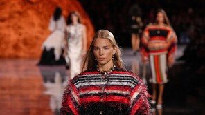 패션은 벌써 내년 봄여름 향해 워킹