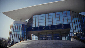 철거된 힐튼호텔과 폐관된 시민회관… 부재로 존재 드러내는 건축[김대균의 건축의 미래]