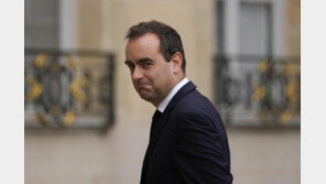 프랑스 총리 27일만에 사임…마크롱 최대 위기