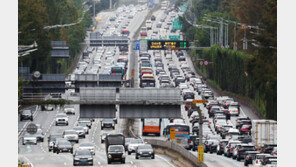 추석 연휴 끝, 귀경길 정체는 시작…“오후 4~5시 가장 극심”