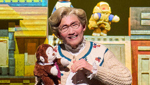 카리스마 벗고 주름치마 입었다… 무대위 황정민 매력으로 “드루와”