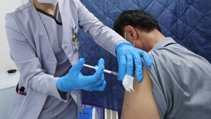 “코로나19, 독감보다 사망률 높다…겨울철 유행 대비 예방접종해야”