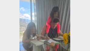 ‘장관급’ 박진영, 두 딸과 보내는 연휴…목말 태운 채 성경 필사