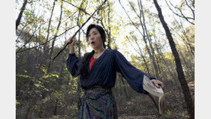 몸싸움에 베드신까지…염혜란이 돋보이는 건 ‘어쩔수가없다’